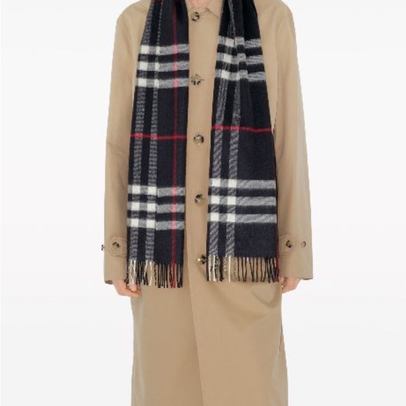 Burberry
fringed check cashmere scarf - Picture 1 of 2